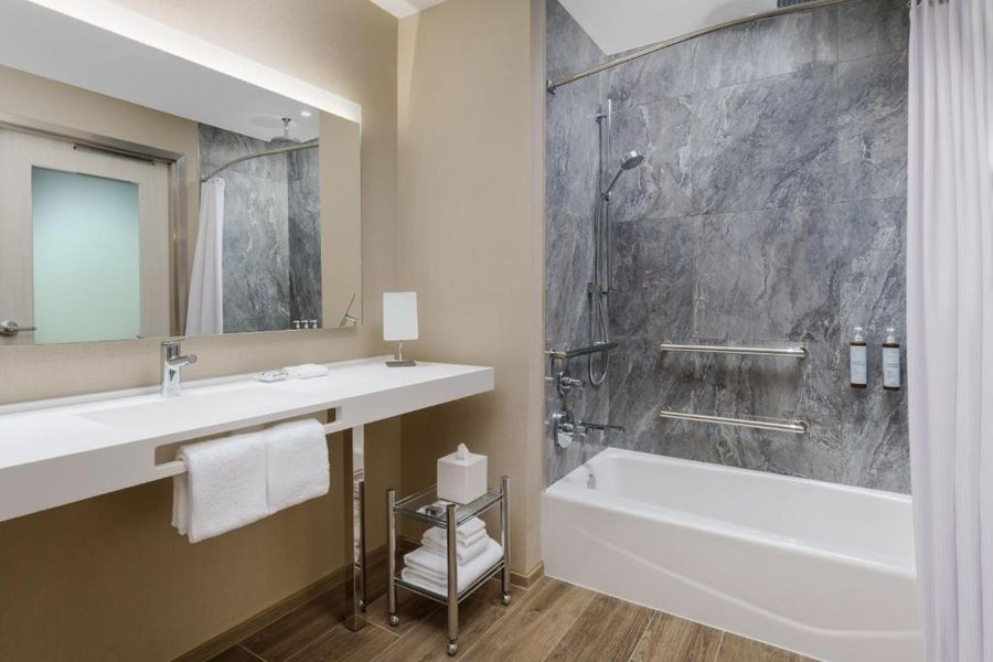 Courtyard by Marriott Naples — Bathroom