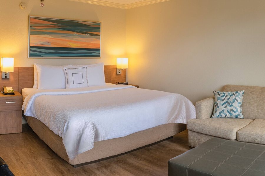 Courtyard by Marriott Naples — Guest room