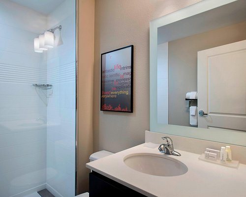 Courtyard by Marriott Nashville Goodlettsville — Bathroom