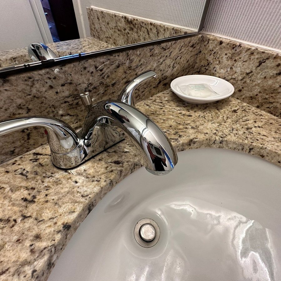 Courtyard by Marriott New Haven at Yale — Bathroom
