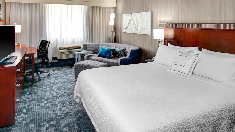 Courtyard by Marriott New Haven at Yale — Guest room