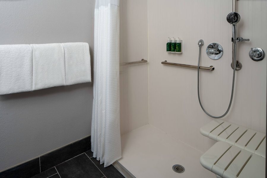 Courtyard by Marriott New Orleans Covington Mandeville — Bathroom