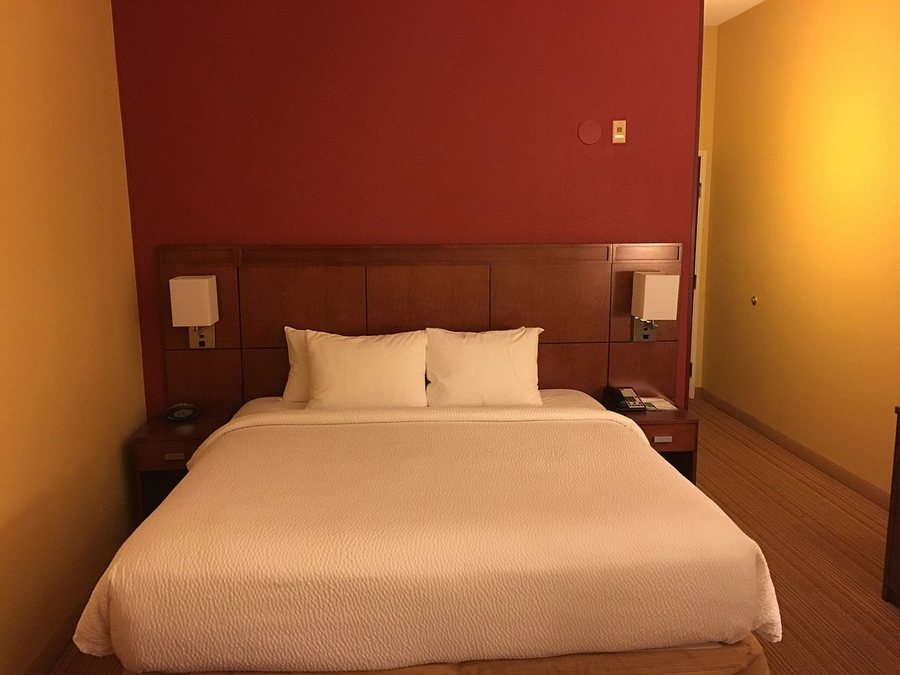 Courtyard by Marriott New Orleans Covington Mandeville — Guest room