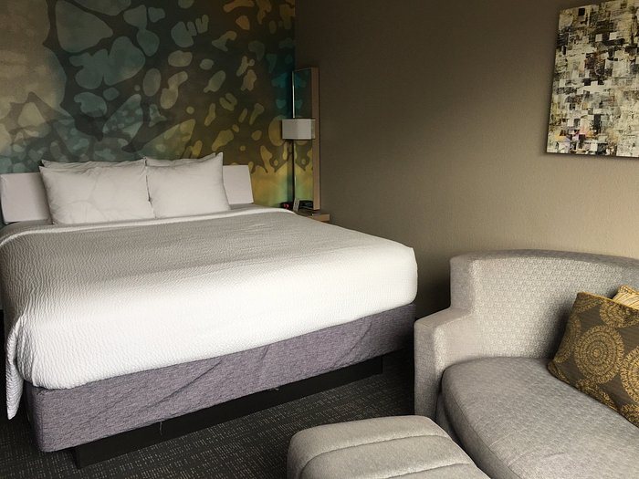 Courtyard by Marriott New Orleans Warehouse Arts District — Guest room
