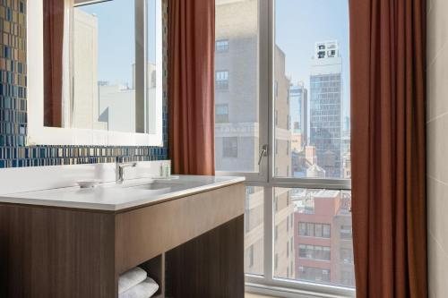 Courtyard by Marriott New York Manhattan Chelsea New York City New York — Bathroom