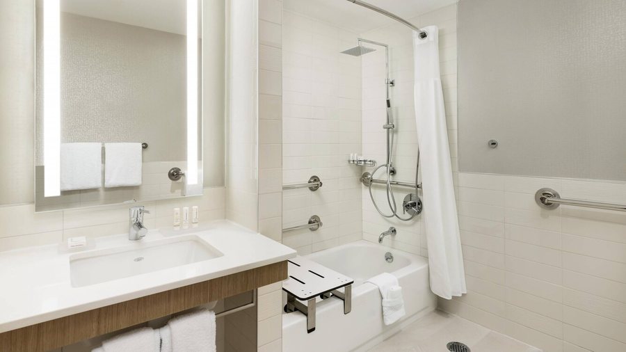 Courtyard by Marriott New York Manhattan Fifth Avenue — Bathroom