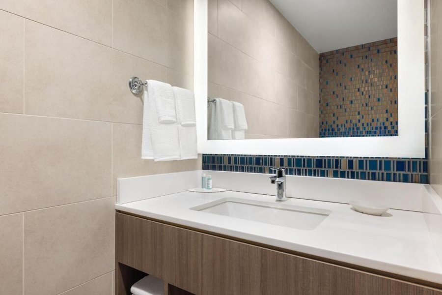 Courtyard by Marriott New York Manhattan Midtown East — Bathroom