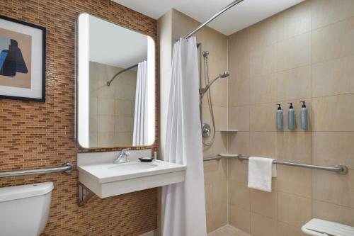 Courtyard by Marriott New York Manhattan Soho New York City New York — Bathroom