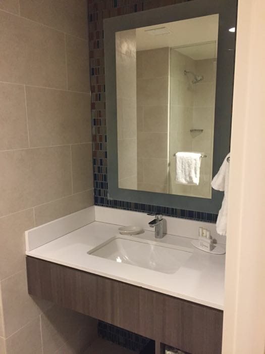 Courtyard by Marriott New York Manhattan Upper East Side — Bathroom