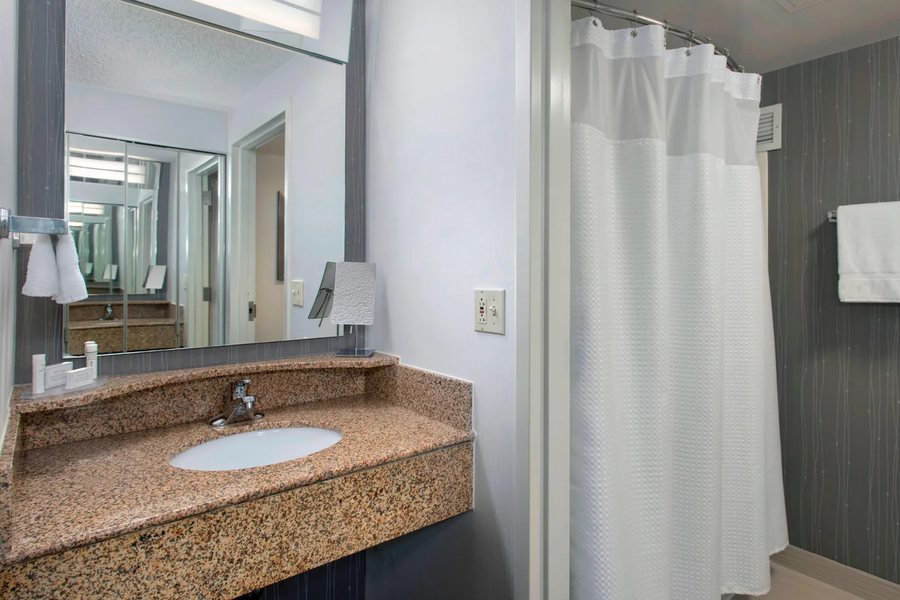 Courtyard by Marriott Newark University of Delaware — Bathroom