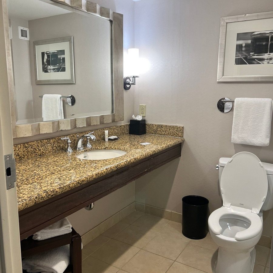Courtyard by Marriott Newport News Yorktown — Bathroom