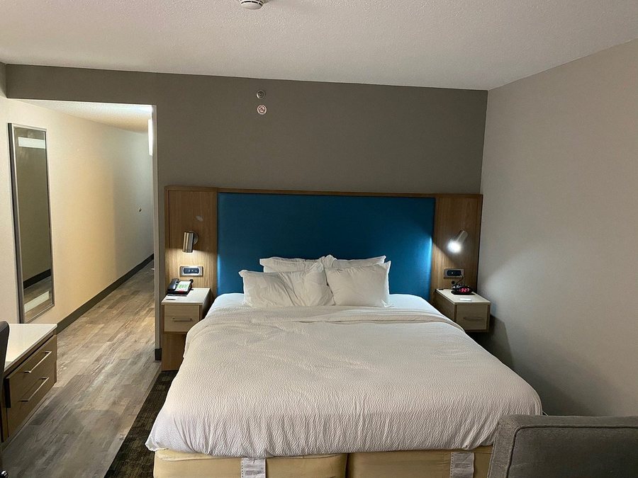 Courtyard by Marriott Newport News Yorktown — Guest room