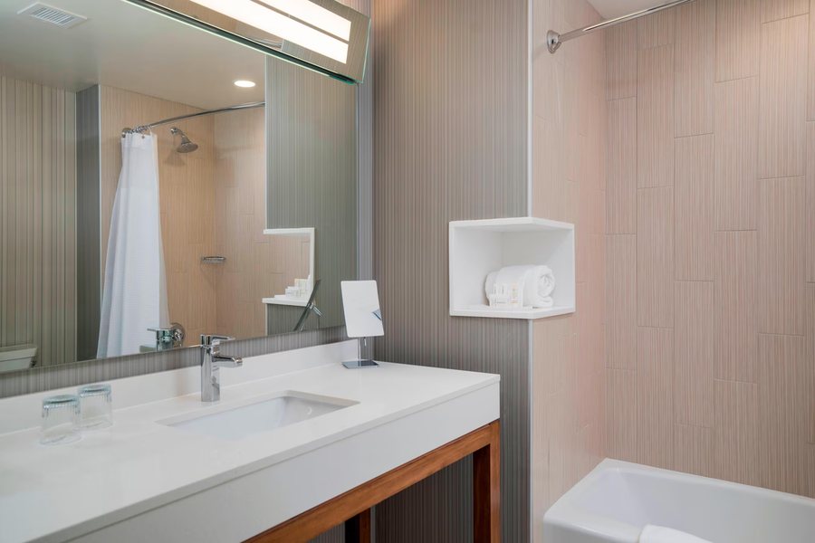 Courtyard by Marriott Niagara Falls USA — Bathroom