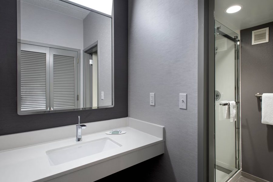 Courtyard by Marriott Norfolk Downtown — Bathroom