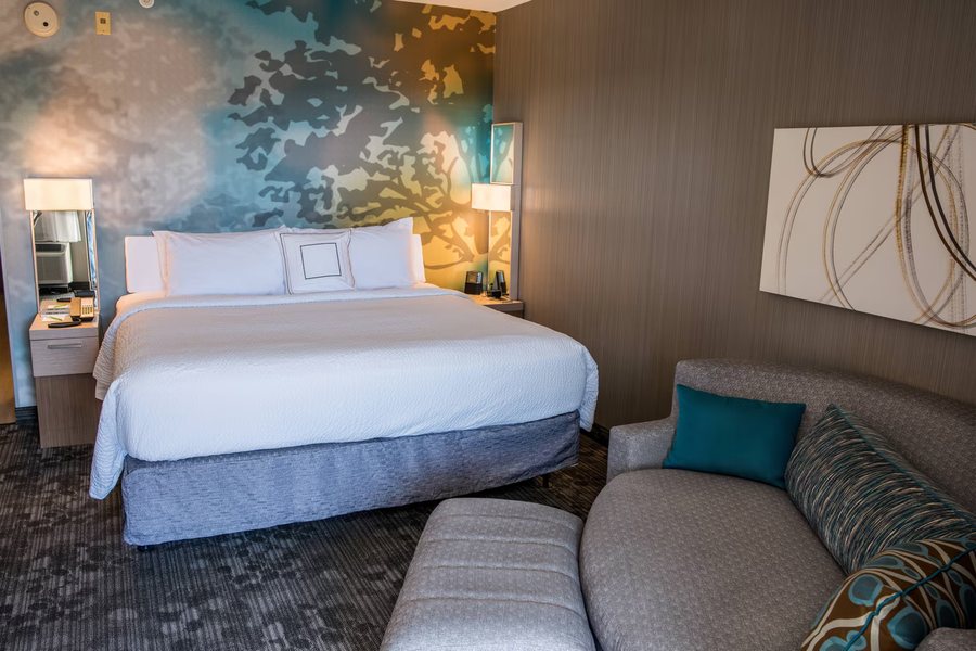 Courtyard by Marriott Norfolk Downtown — Guest room
