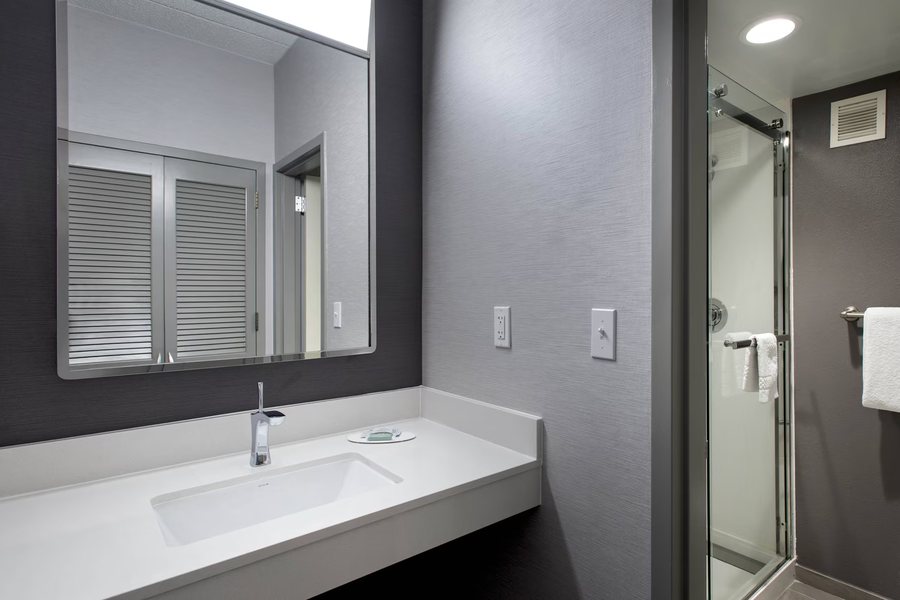 Courtyard by Marriott Norwalk — Bathroom