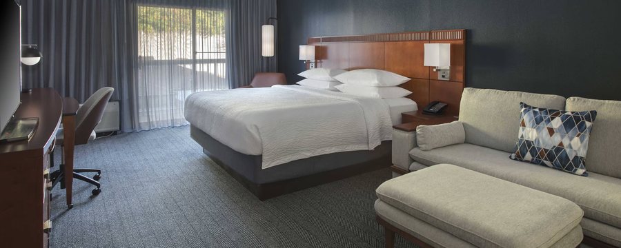 Courtyard by Marriott Norwalk — Guest room
