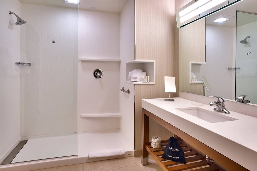 Courtyard by Marriott Oahu North Shore — Bathroom