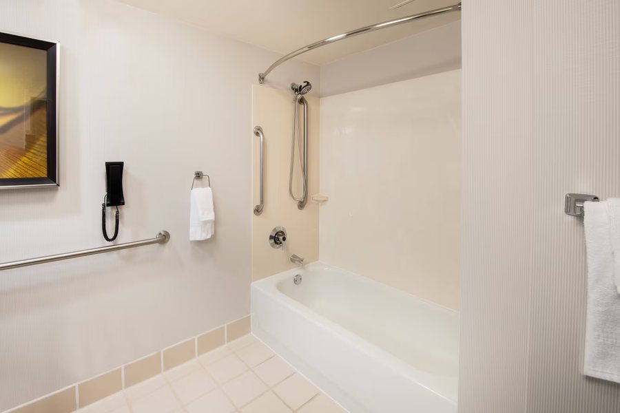 Courtyard by Marriott Oakland Airport — Bathroom
