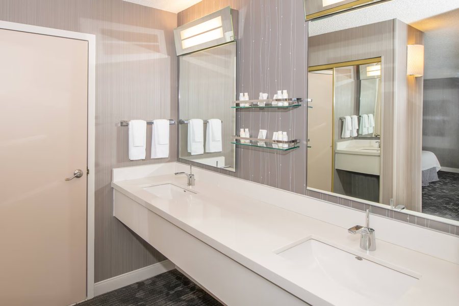 Courtyard by Marriott Oakland Downtown — Bathroom