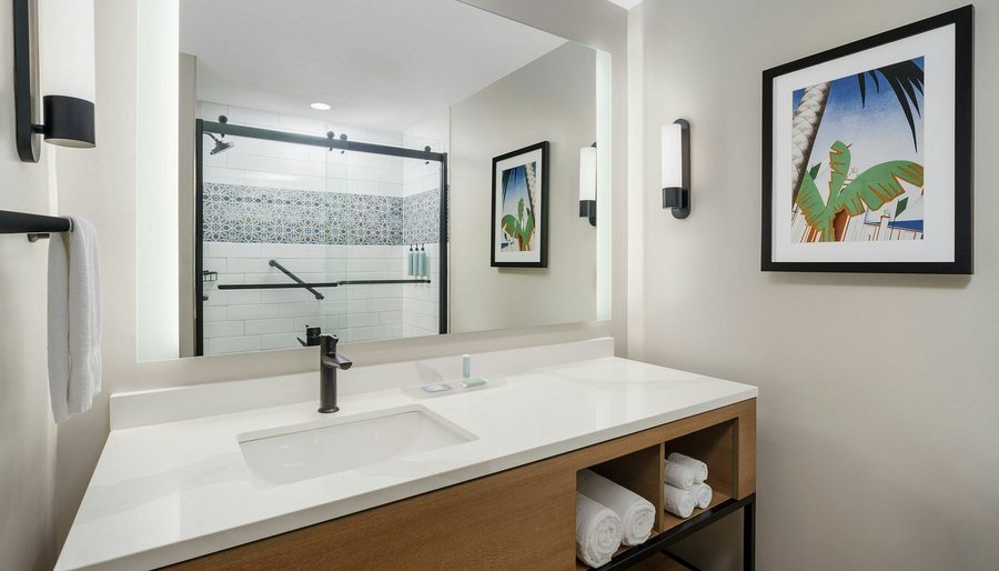 Courtyard By Marriott Oceanside Fort Lauderdale Beach — Bathroom