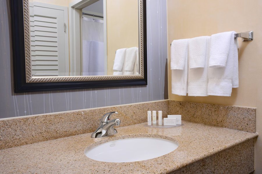 Courtyard by Marriott Oklahoma City Airport — Bathroom