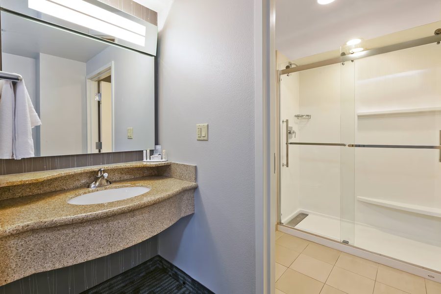 Courtyard by Marriott Oklahoma City Northwest — Bathroom