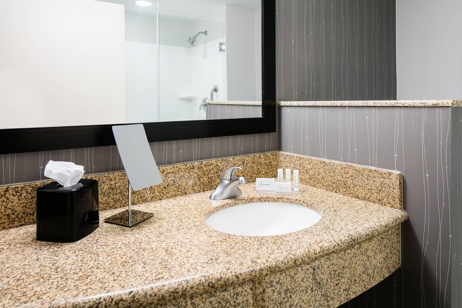 Courtyard by Marriott Omaha Aksarben Village — Bathroom