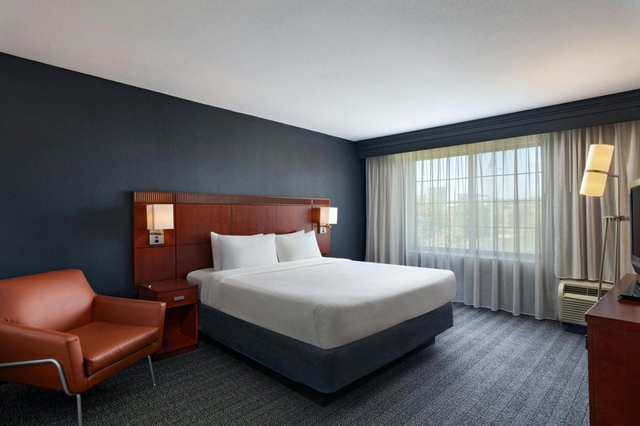 Courtyard by Marriott Omaha Aksarben Village — Guest room