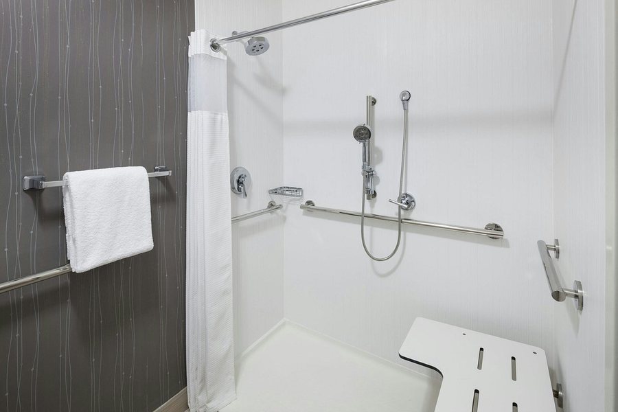 Courtyard by Marriott Omaha Downtown Old Market Area — Bathroom