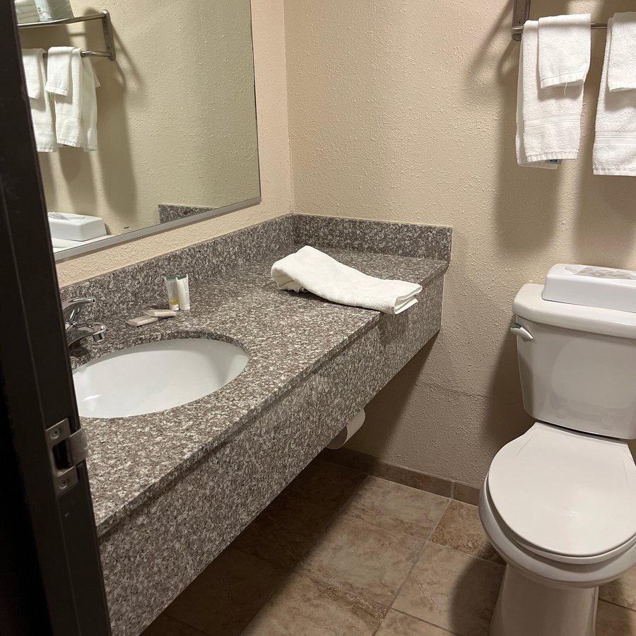 Courtyard by Marriott Oneonta Cooperstown Area — Bathroom