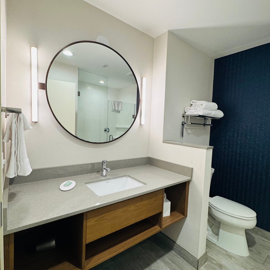 Courtyard by Marriott Ontario Rancho Cucamonga — Bathroom
