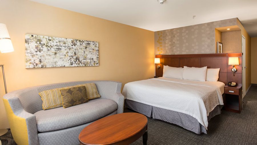 Courtyard by Marriott Ontario Rancho Cucamonga — Guest room