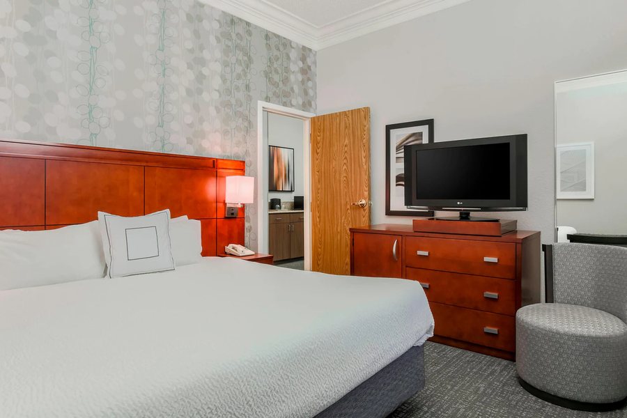 Courtyard by Marriott Orlando Lake Mary North — Guest room