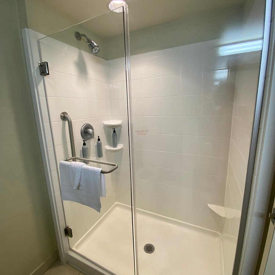 Courtyard by Marriott Owensboro — Bathroom