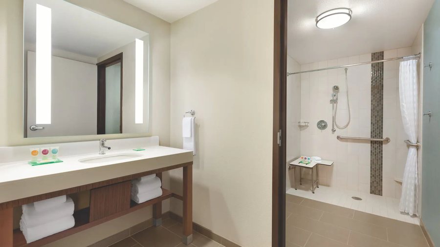 Courtyard by Marriott Page at Lake Powell — Bathroom