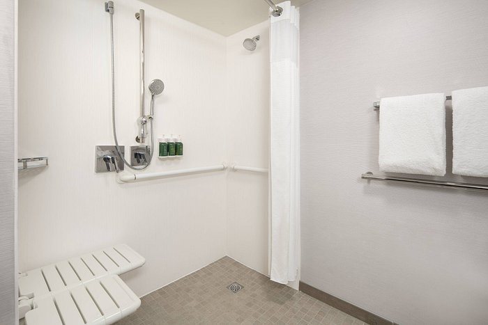Courtyard by Marriott Palm Springs — Bathroom