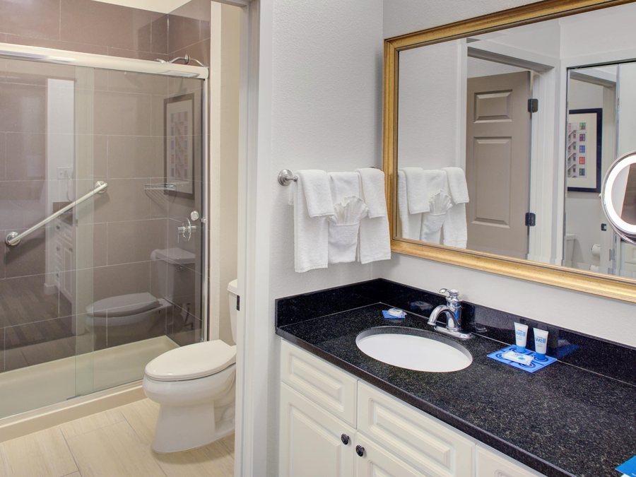 Courtyard by Marriott Parsippany — Bathroom