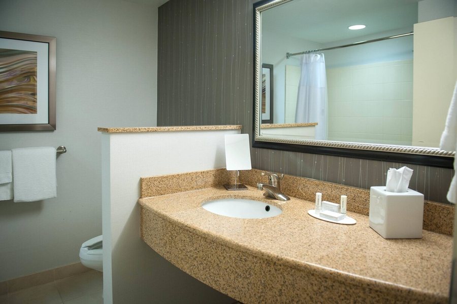 Courtyard by Marriott Pensacola Downtown — Bathroom