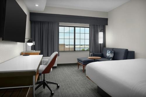 Courtyard by Marriott Pensacola Downtown — Guest room