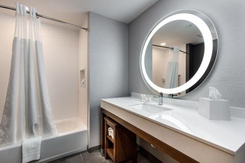 Courtyard by Marriott Pensacola West — Bathroom