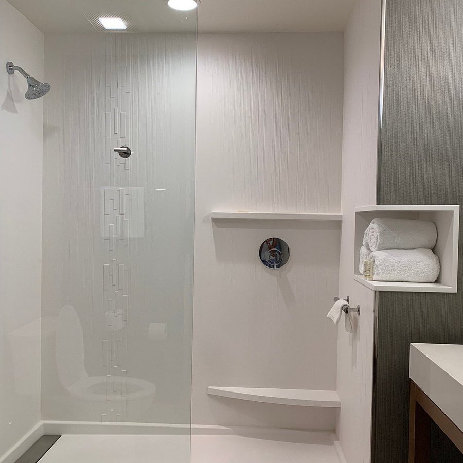 Courtyard by Marriott Petaluma Sonoma County — Bathroom