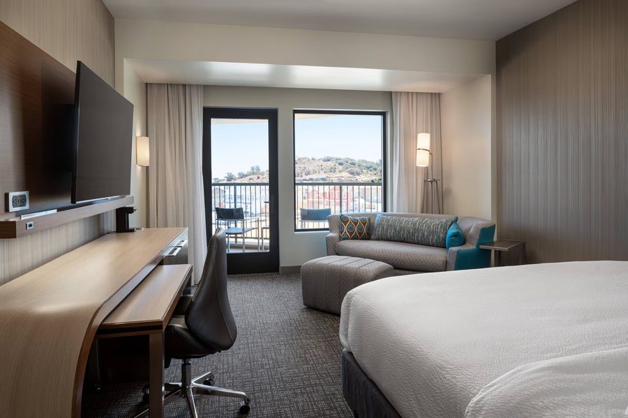 Courtyard by Marriott Petaluma Sonoma County — Guest room