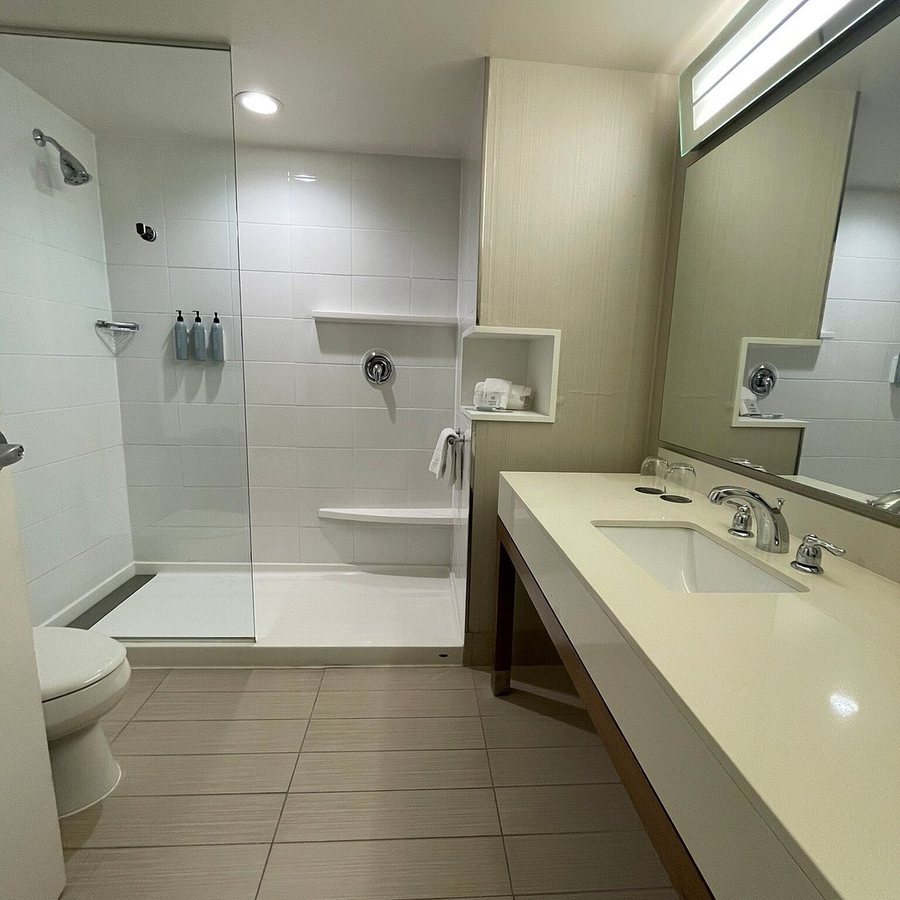 Courtyard by Marriott Philadelphia Bensalem — Bathroom