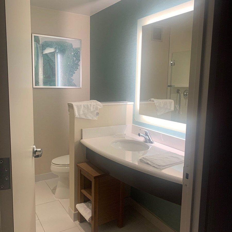 Courtyard by Marriott Philadelphia City Avenue — Bathroom