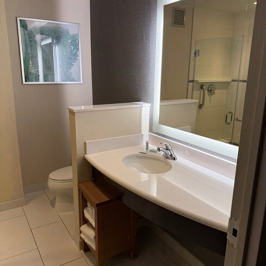 Courtyard by Marriott Philadelphia South at The Navy Yard — Bathroom