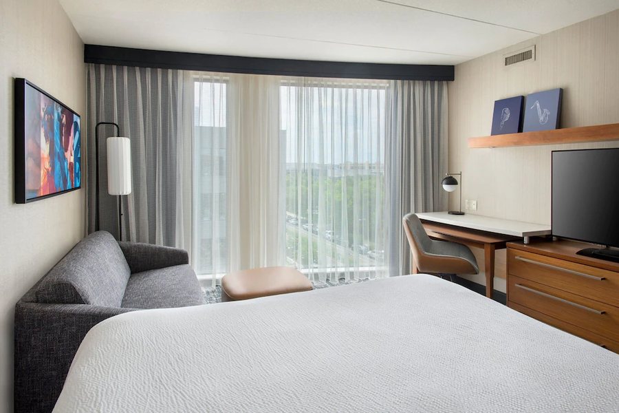Courtyard by Marriott Philadelphia South at The Navy Yard — Guest room