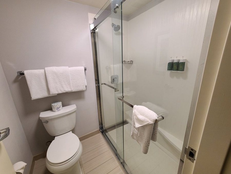 Courtyard by Marriott Phoenix Mesa Gateway Airport — Bathroom