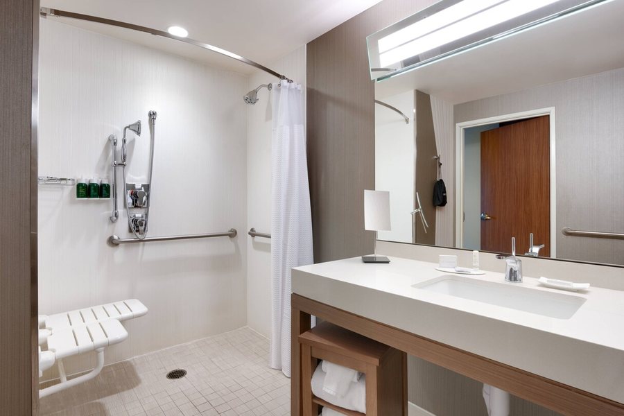 Courtyard by Marriott Phoenix Mesa — Bathroom