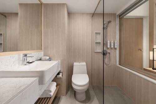 Courtyard by Marriott Phuket Patong Beach Resort — Bathroom